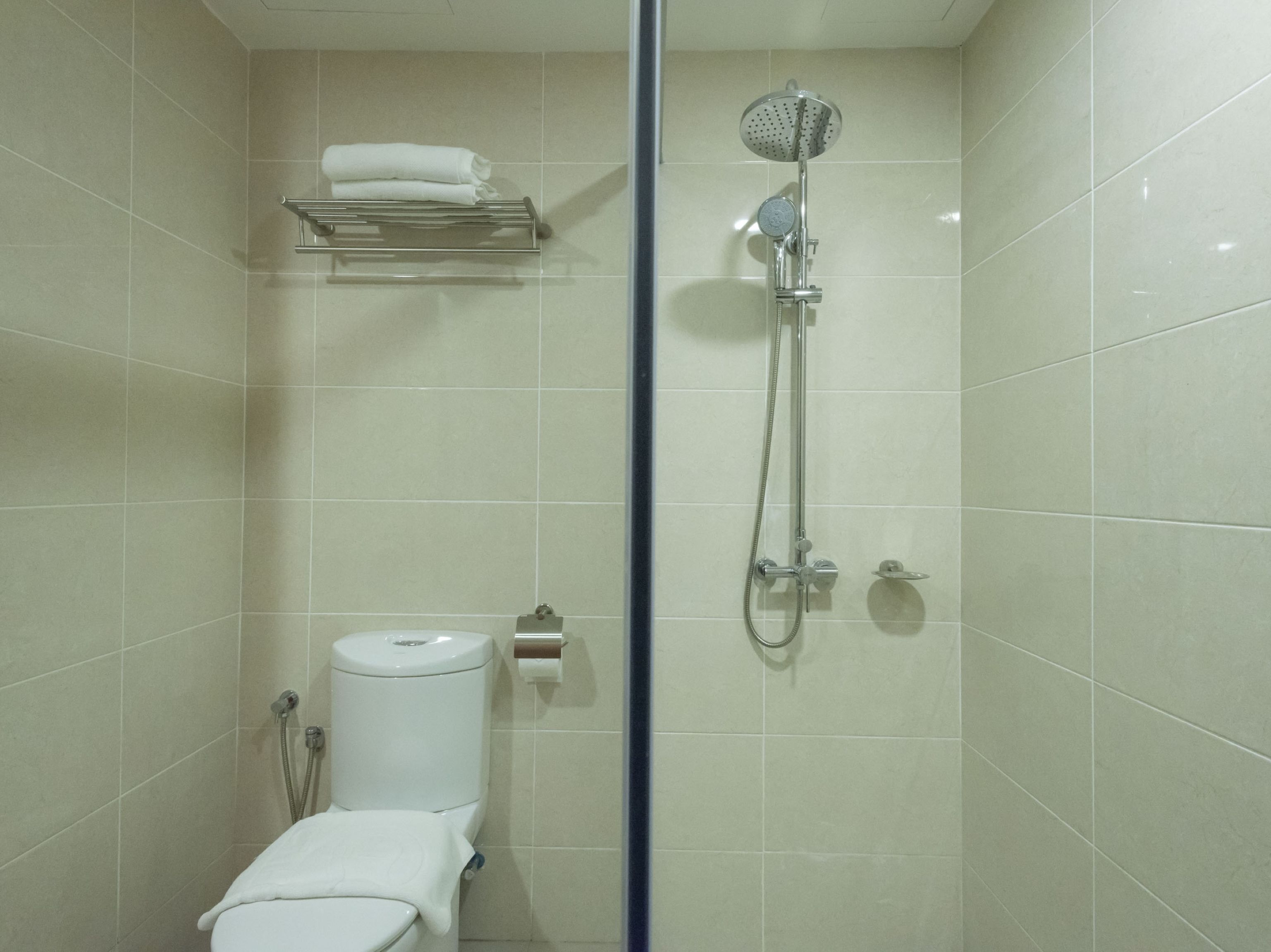 premium double room | bathroom | shower, towels