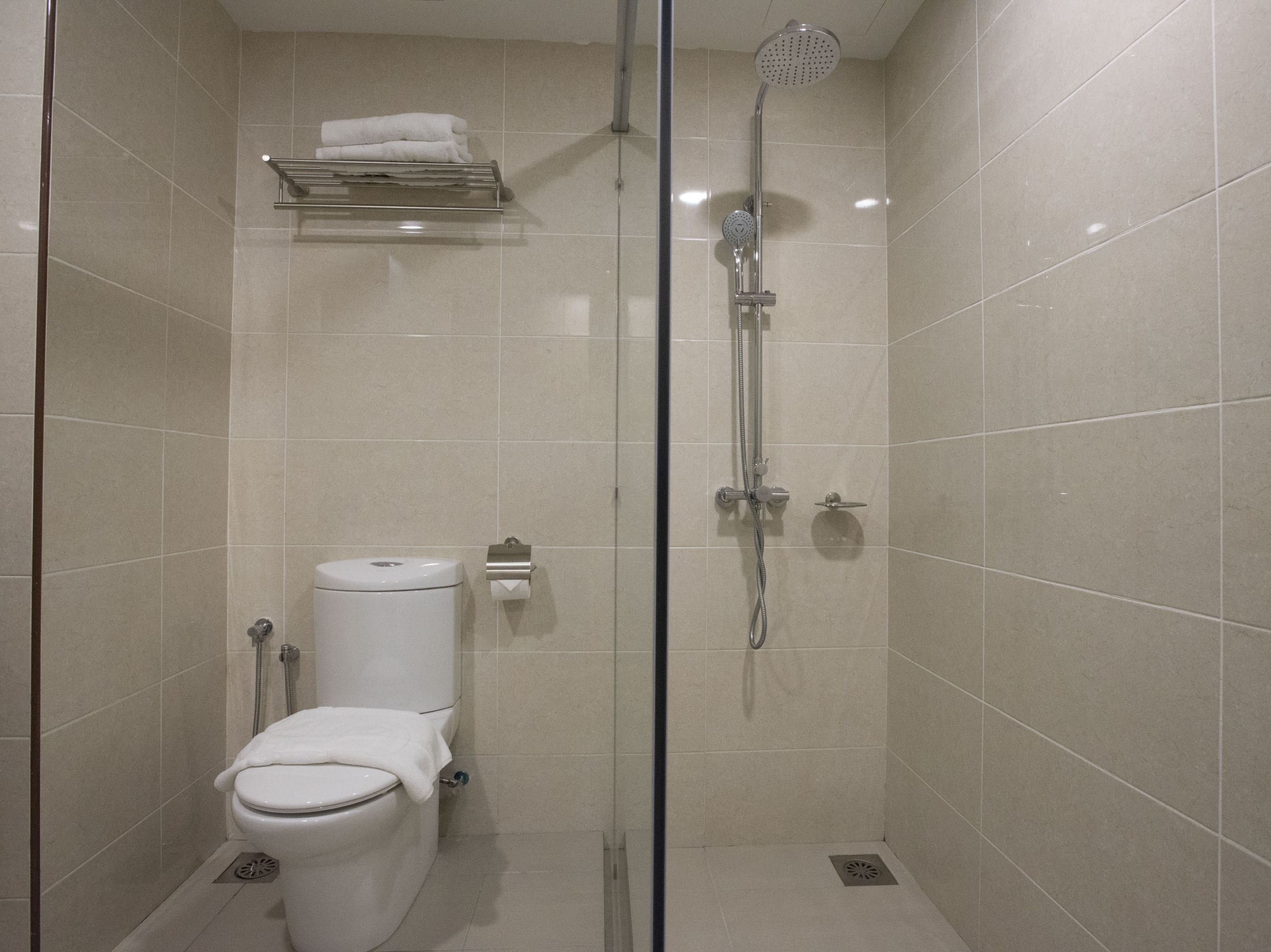 deluxe twin room | bathroom | shower, towels