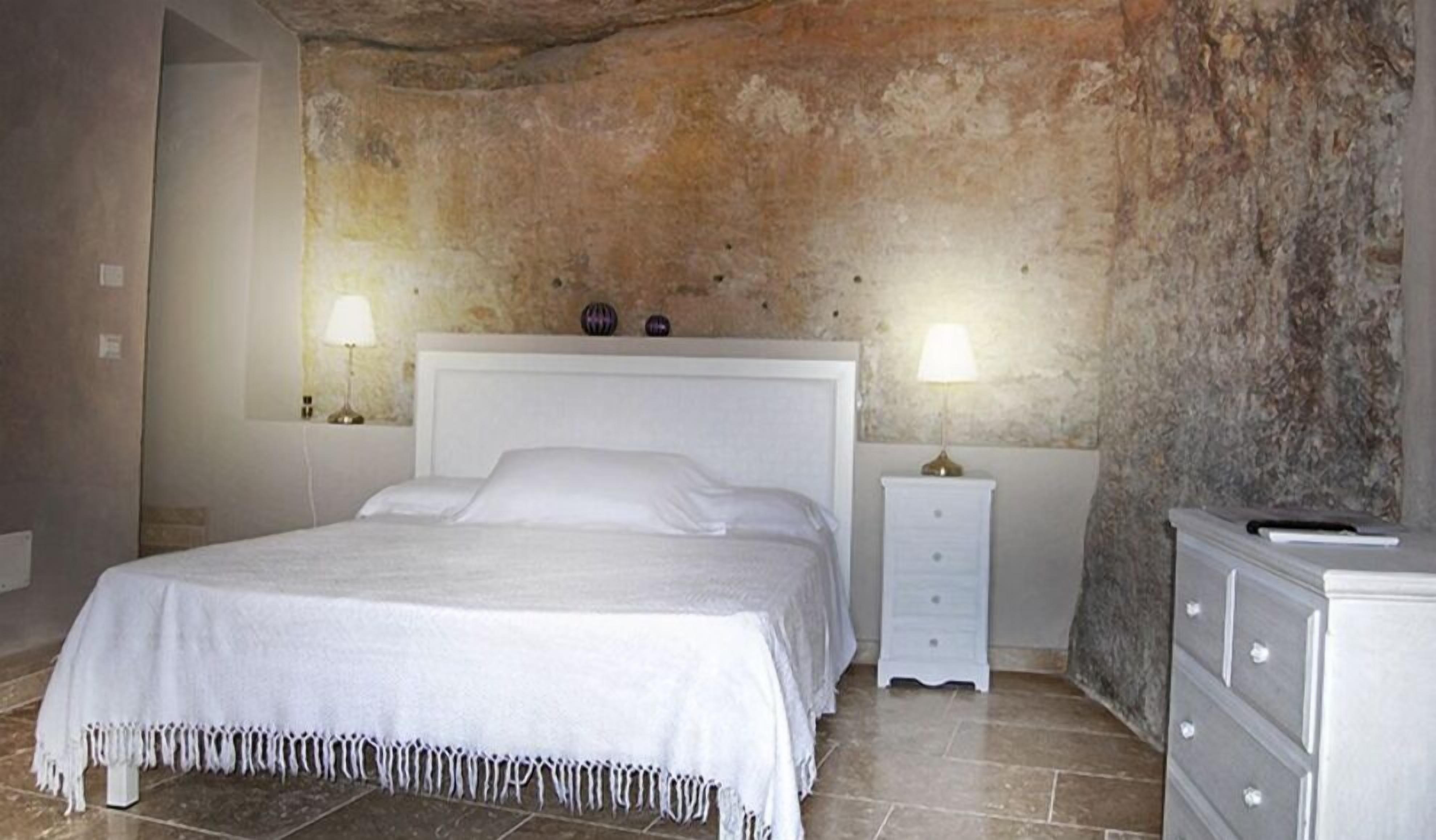 Double Room | Minibar, desk, free cribs/infant beds, free WiFi