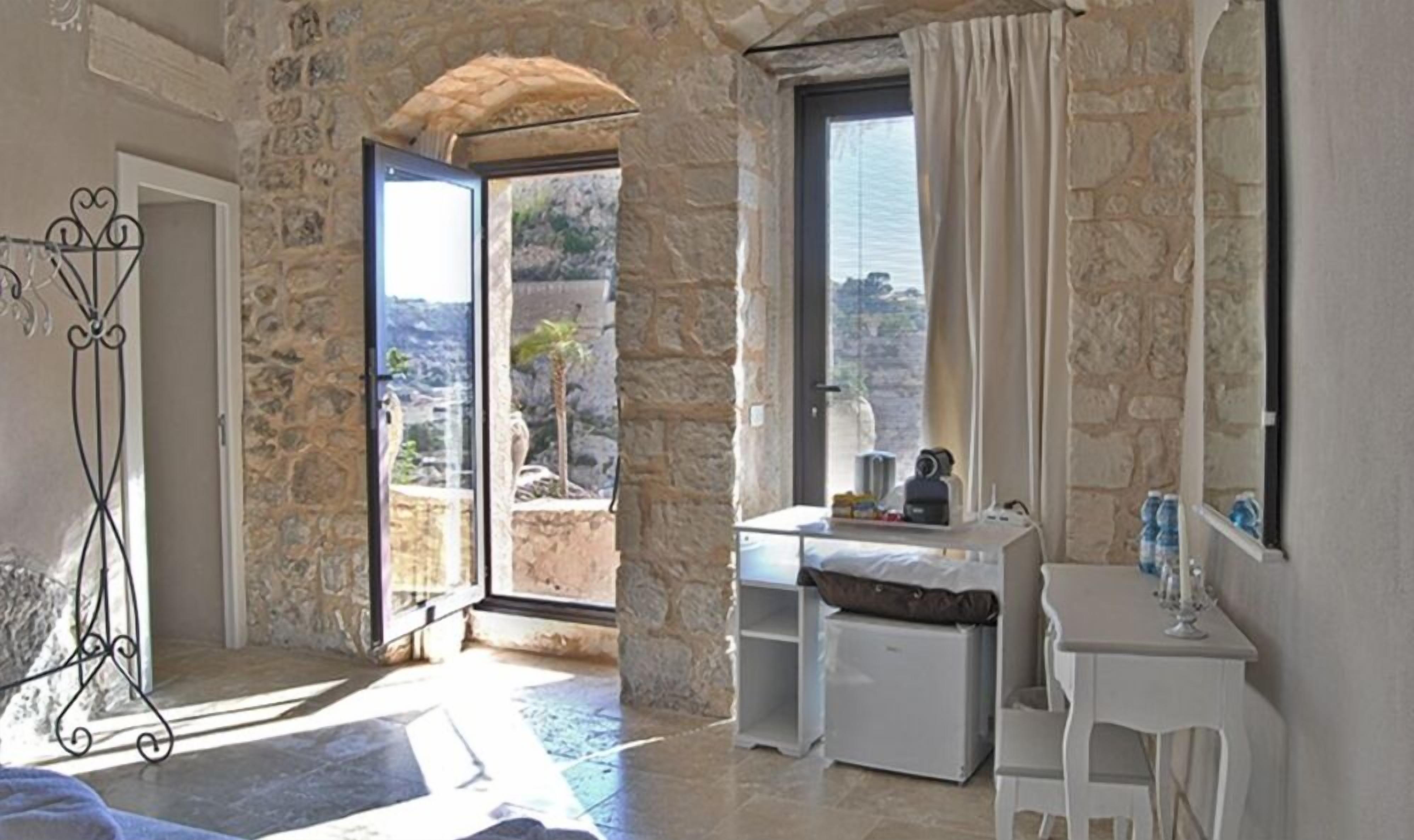 Minibar, una scrivania, culle/letti per bambini (gratuiti)