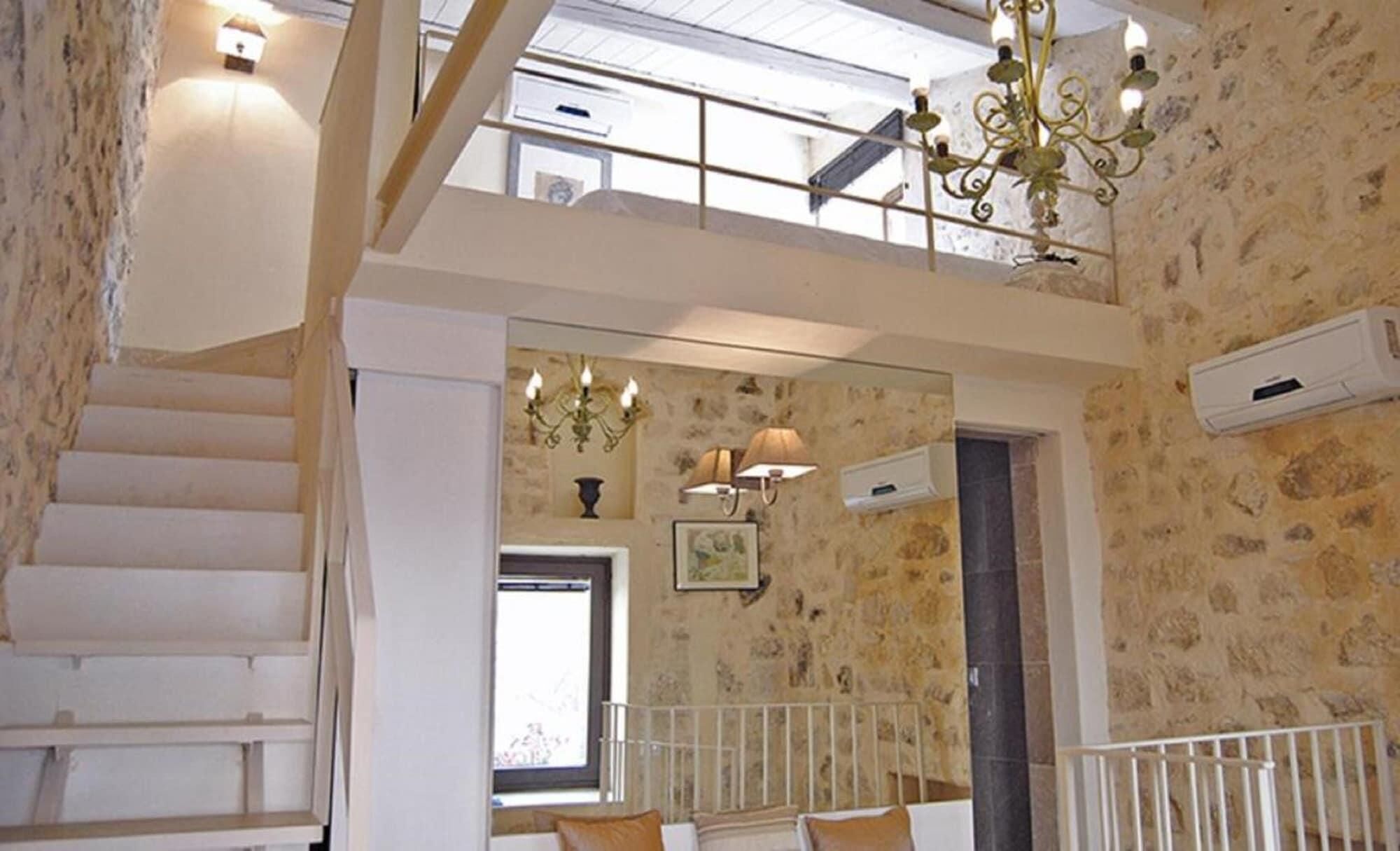 Minibar, skrivebord, barnesenger (inkludert) og wi-fi (inkludert)