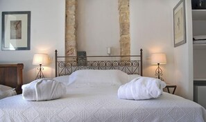 Dreibettzimmer | Minibar, Schreibtisch, kostenlose Babybetten, kostenloses WLAN