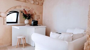 Minibar, una scrivania, culle/letti per bambini (gratuiti)