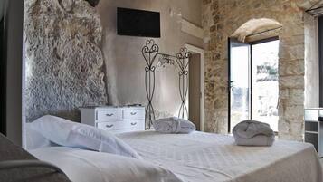 Double Room | Minibar, desk, free cribs/infant beds, free WiFi