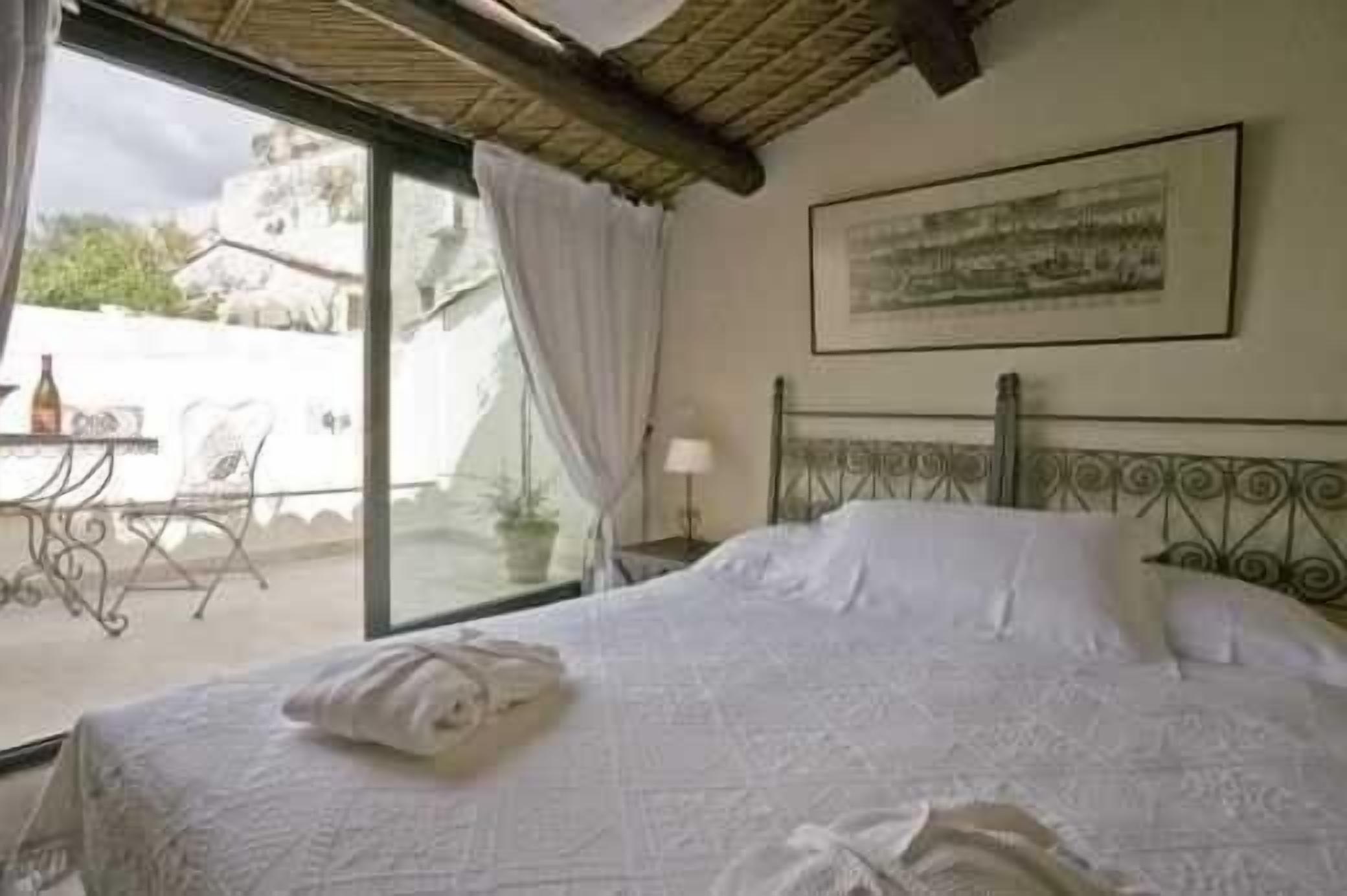 Minibar, Schreibtisch, kostenlose Babybetten, kostenloses WLAN