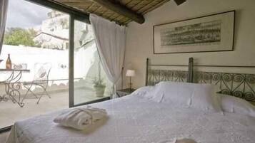 Minibar, Schreibtisch, kostenlose Babybetten, kostenloses WLAN