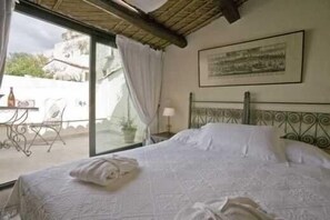 Minibar, Schreibtisch, kostenlose Babybetten, kostenloses WLAN