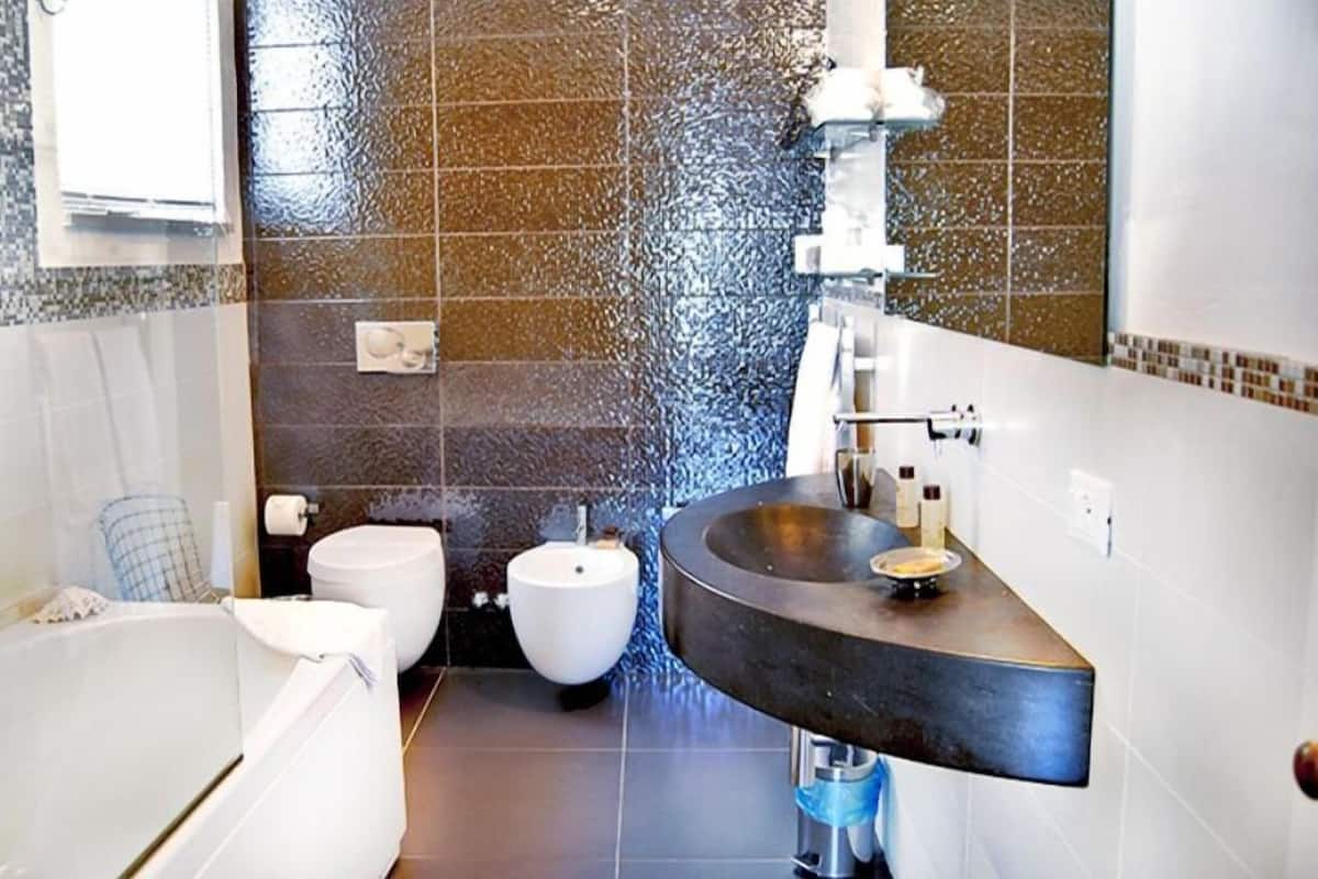 Une salle de bain moderne avec une baignoire, des toilettes et un lavabo.