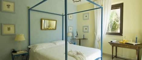 Minibar, Schreibtisch, kostenlose Babybetten, kostenloses WLAN