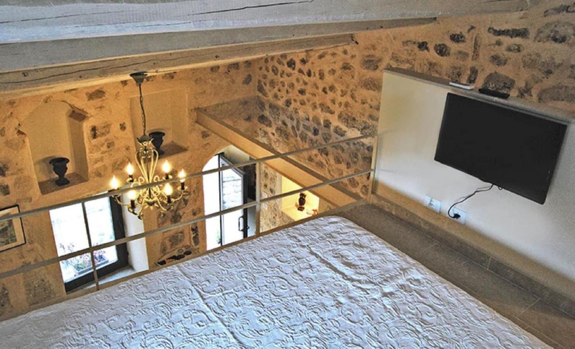 Minibar, una scrivania, culle/letti per bambini (gratuiti)