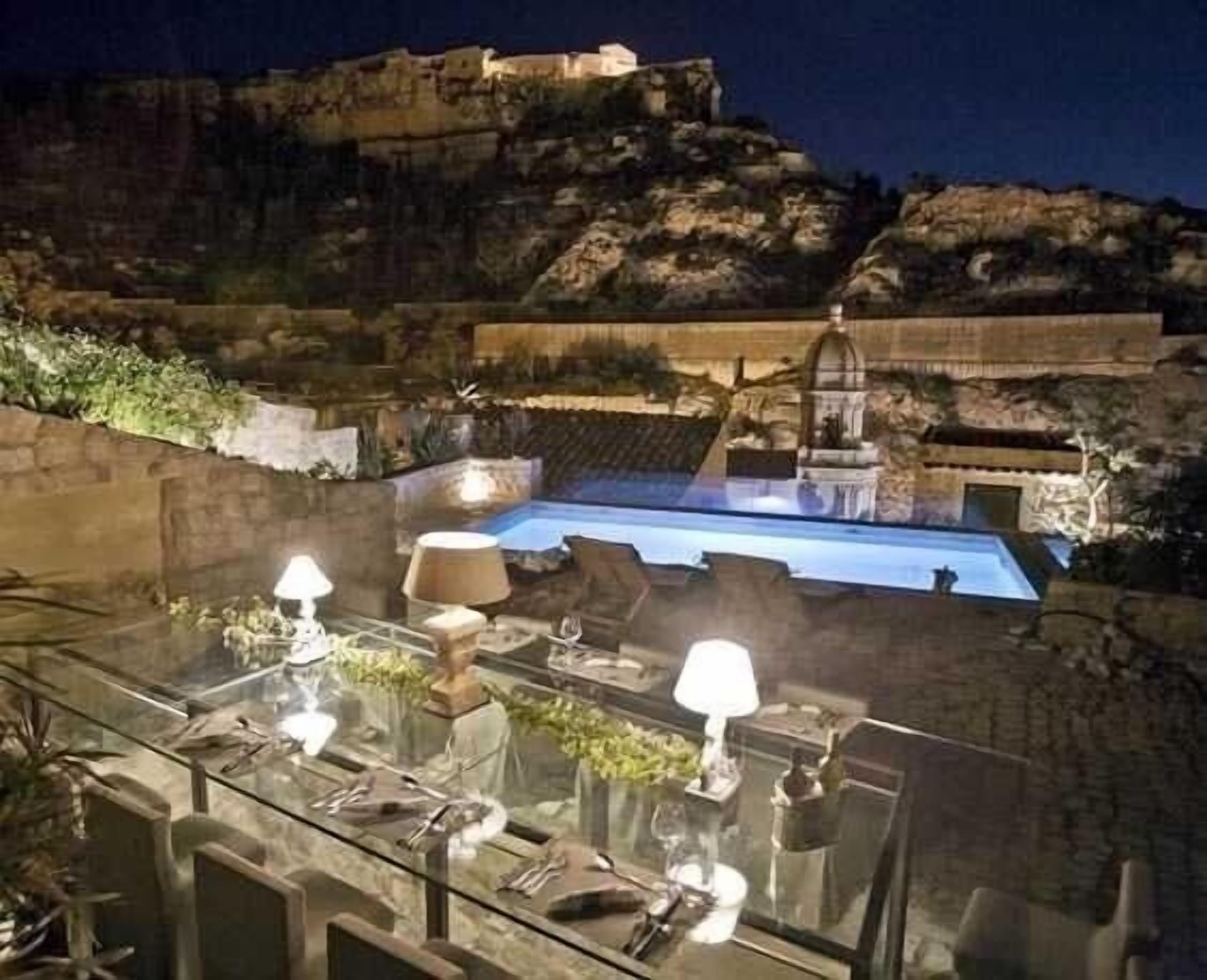 Piscina all'aperto, lettini