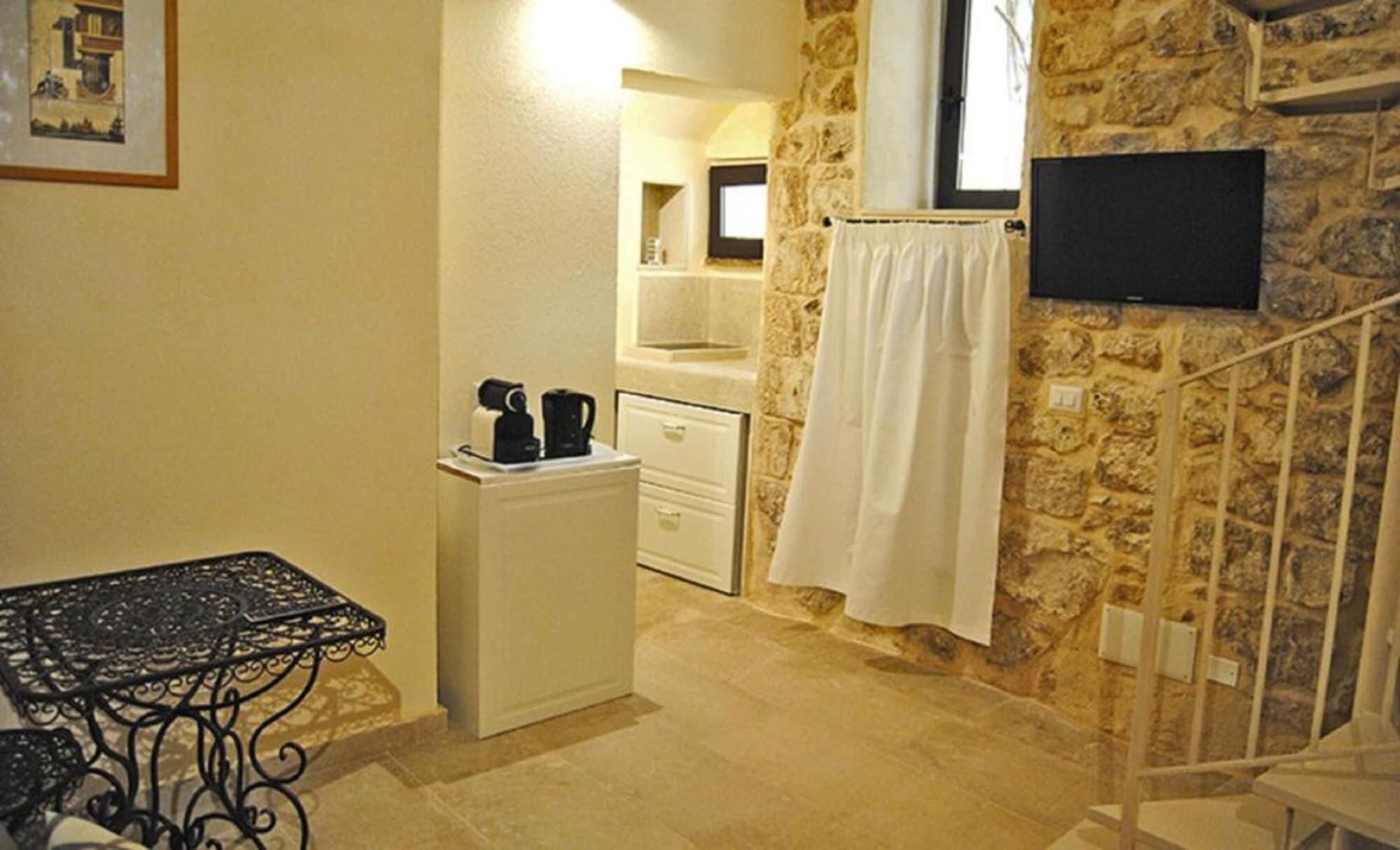 Minibar, una scrivania, culle/letti per bambini (gratuiti)