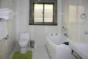Komfortbadewanne, kostenlose Toilettenartikel, Bademäntel, Hausschuhe