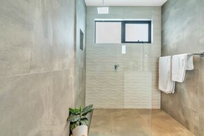 Apartamento executivo, 1 quarto, vista para o jardim | Banheiro | Chuveiro, chuveiro com efeito de chuva, produtos de toalete grátis 