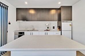 Apartemen Eksekutif, 1 kamar tidur, pemandangan kebun | Dapur pribadi | Lemari es besar, microwave, oven, dan kompor