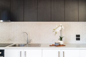 Executive Apartment, 1 Bedroom, Garden View | Private kitchen