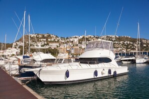 Marina - Drugstore B A - Two Bedroom Apartment, Sleeps 6 (Roses)