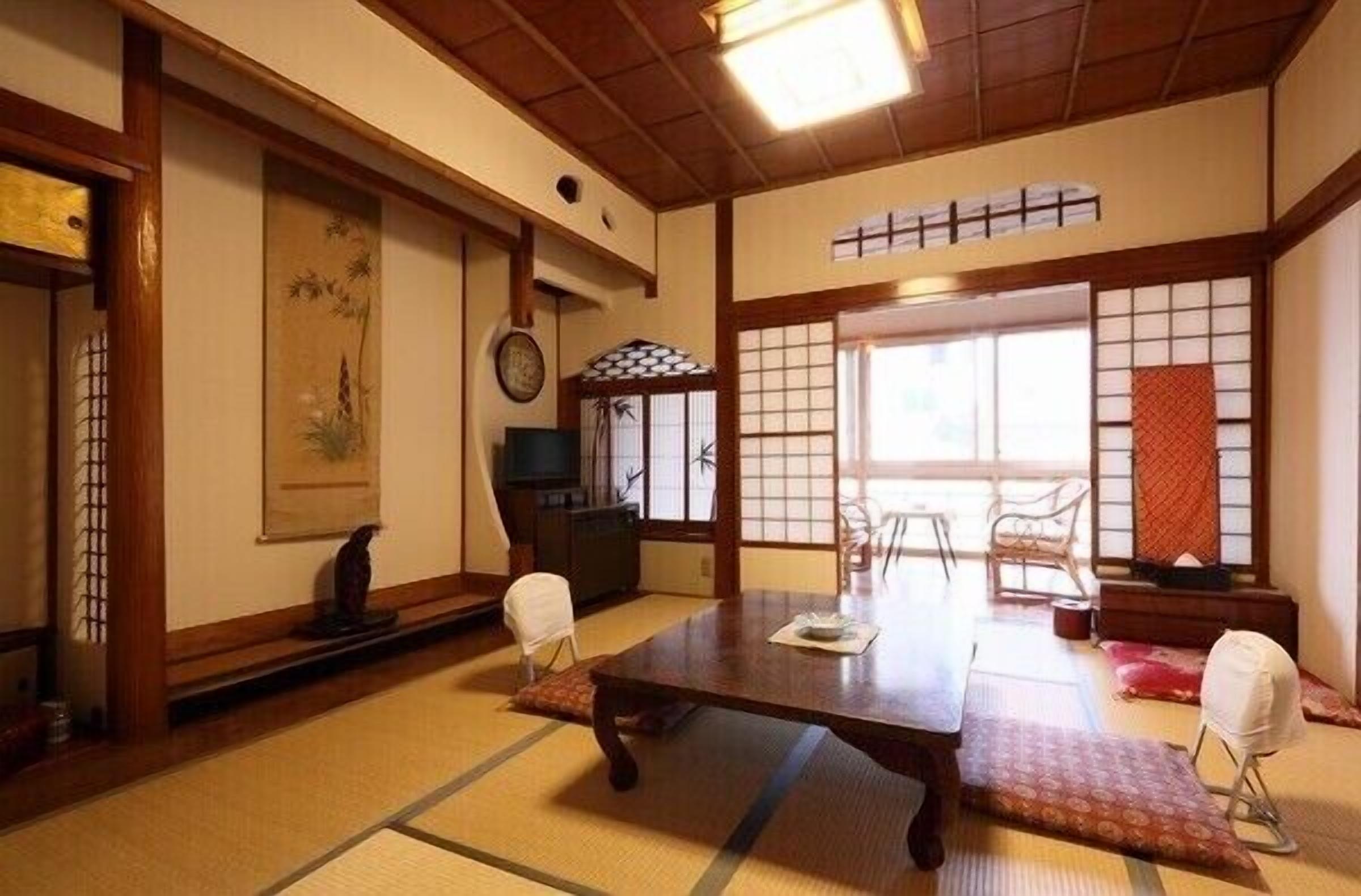 Een traditionele Japanse kamer met tatami vloerbedekking, een lage tafel en shoji schermen.