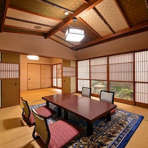 Une pièce de style japonais traditionnel, avec un sol recouvert de tatamis, une petite table en bois et des paravents en papier de riz (shoji).
