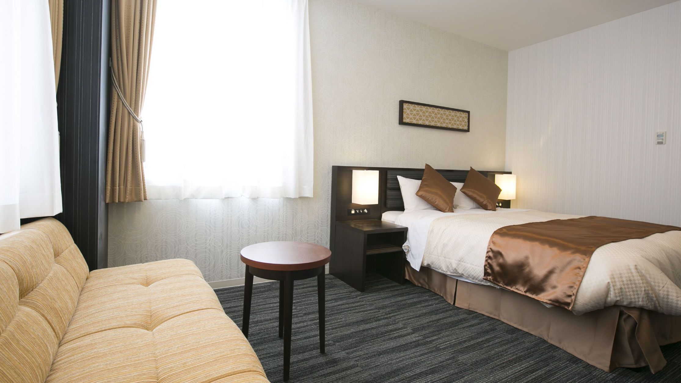 Laptop workspace, iron/ironing board, free WiFi