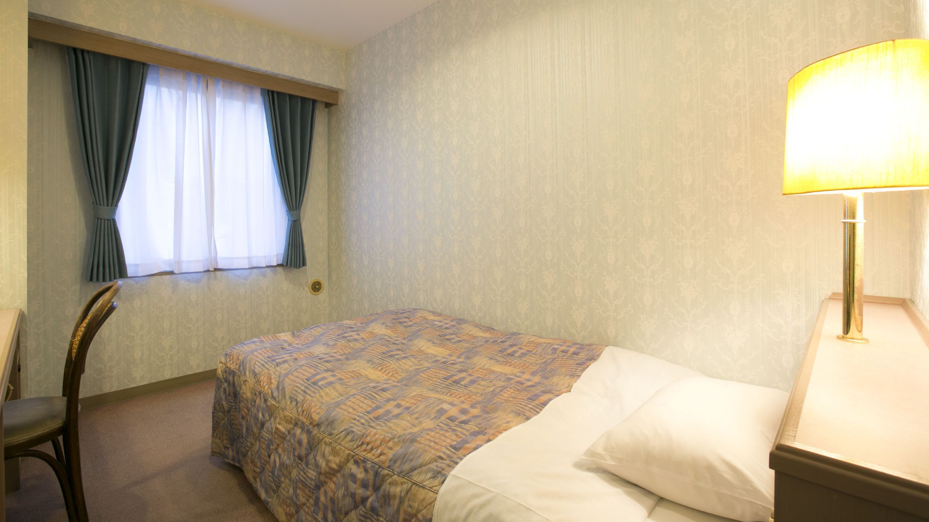 Laptop workspace, iron/ironing board, free WiFi