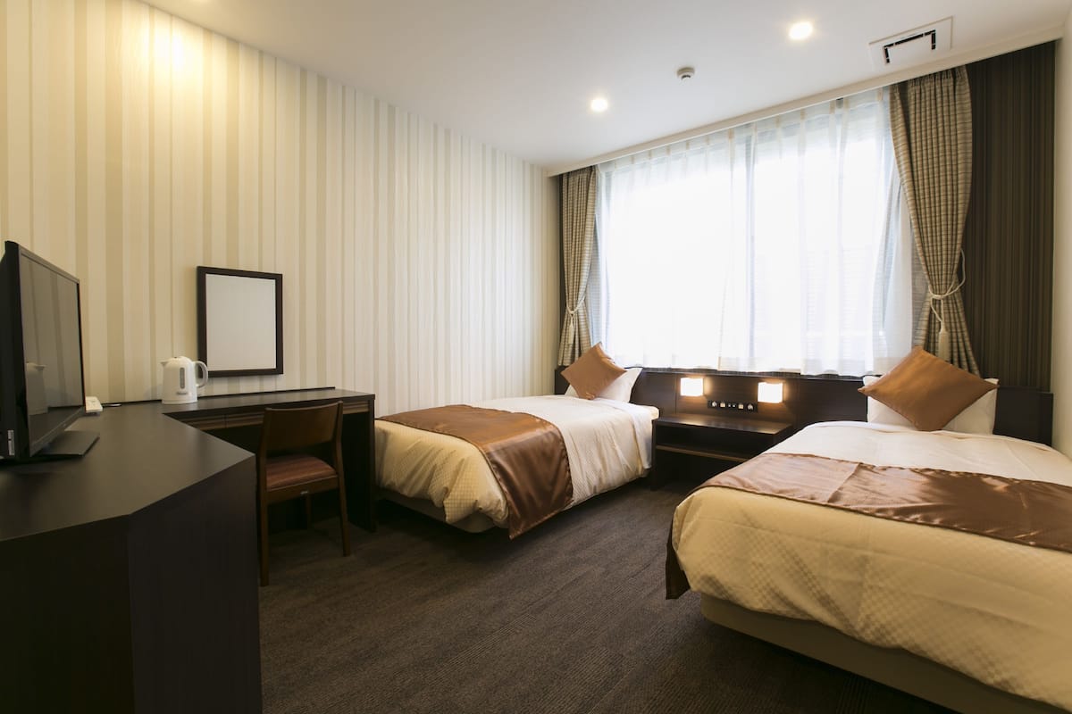 Zweibettzimmer, barrierefrei, Nichtraucher (New Wing) | 1 Schlafzimmer, laptopgeeigneter Arbeitsplatz, Bügeleisen/Bügelbrett