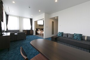 Suíte, para não fumantes | Espaço de trabalho para notebook, ferros/tábuas de passar roupa