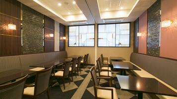 Desayuno completo diario (JPY 1320 por persona)