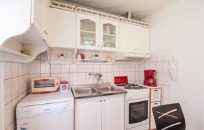 Réfrigérateur, micro-ondes, plaque de cuisson, lave-vaisselle