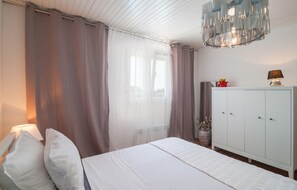 3 bedrooms, travel cot, free WiFi, bed sheets