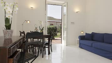 Suite Superior | Area soggiorno | TV a schermo piatto 23 pollici con canali digitali, TV