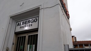 A building with a sign reading "ALBERGO HOUSTON" above a door. - Hotel Houston (Livorno)