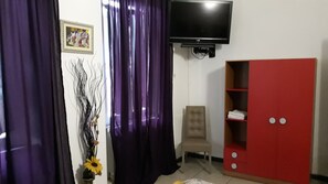 Double Room, 1 Queen Bed, Private Bathroom | Room amenity - Hotel Houston (Livorno)