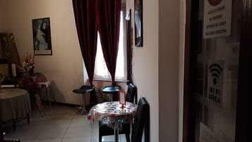 Colazione a pagamento, servita tutte le mattine