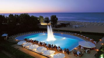 Piscine extérieure (ouverte en saison)