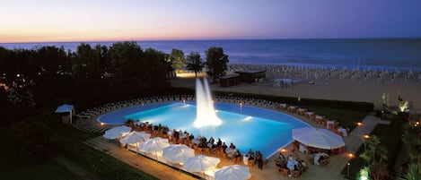 Piscine extérieure (ouverte en saison)