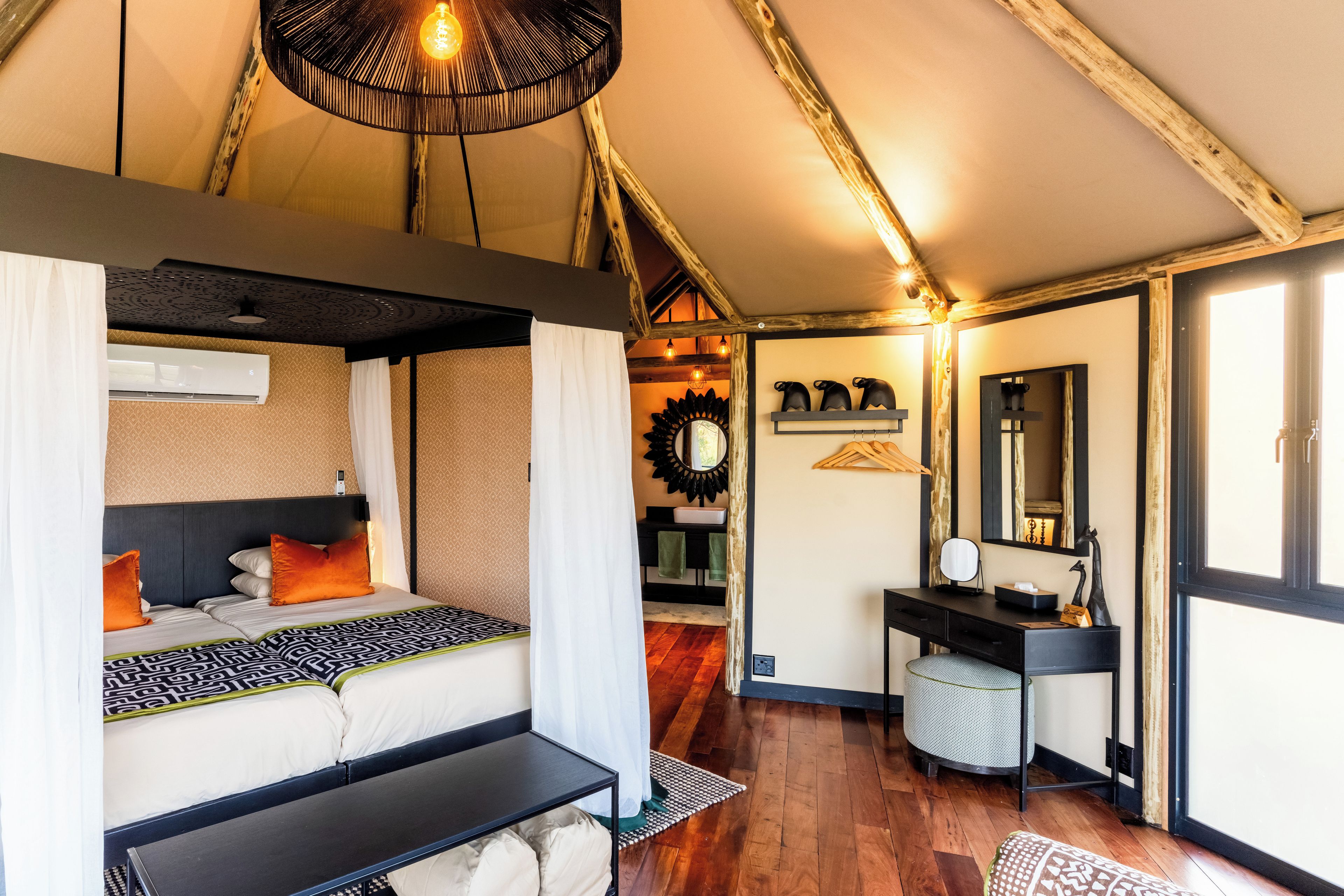Ein Schlafzimmer mit einem Bett, einem Nachttisch und einer Pendelleuchte.