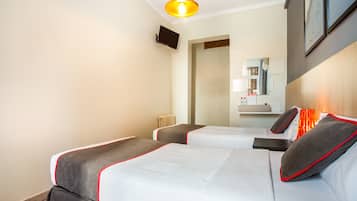 Habitación con 2 camas individuales | 1 habitación, escritorio, wifi gratis y ropa de cama