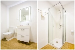 Habitación doble (Extra Bed & Private Exterior Bathroom) | Baño | Amenidades de baño gratuitas, secadora de cabello, toallas, jabón