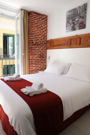 Double Room, Balcony | Premium bedding, in-room safe, soundproofing, free WiFi - Hostal Royal Cruz (Madrid)