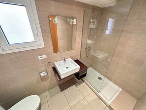Bathroom - Voramar 2A - One Bedroom Apartment, Sleeps 4 (Roses)
