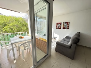 Outdoor dining - Voramar 2A - One Bedroom Apartment, Sleeps 4 (Roses)