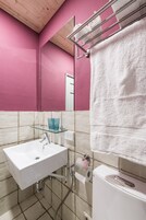 Habitación Signature doble | Baño | Ducha, artículos de higiene personal gratuitos y secador de pelo