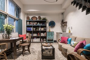 Lobby sitting area - SeamoonHouse (Tainan)