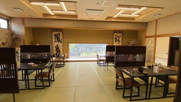 Una habitación tradicional japonesa con tatamis, mesas bajas y puertas correderas.