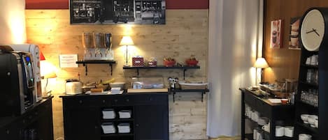 Sarapan prasmanan setiap hari (EUR 10.5 per orang)
