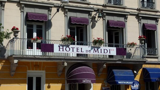 A building with a sign that reads "HOTEL DU MIDI". - Hotel du Midi (Annonay)
