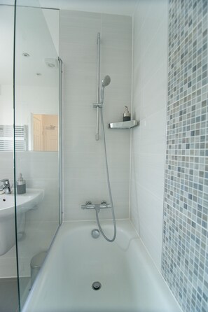 Bathroom shower - Station Suites (Watford)