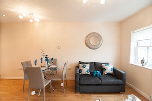 Apartment | Living area | Flat-screen TV