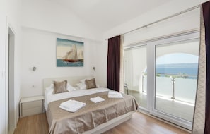 10 bedrooms, travel cot, free WiFi, bed sheets